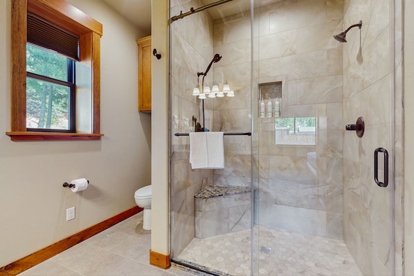 Hair dryer, towels - Spacious home w/ detached studio, hot tub, fast wifi & great location (Ronald)