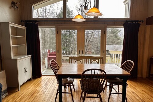 Cozy chalet w/ mountain view, hot tub, deck, outdoor dining, bbq, w/d, wifi