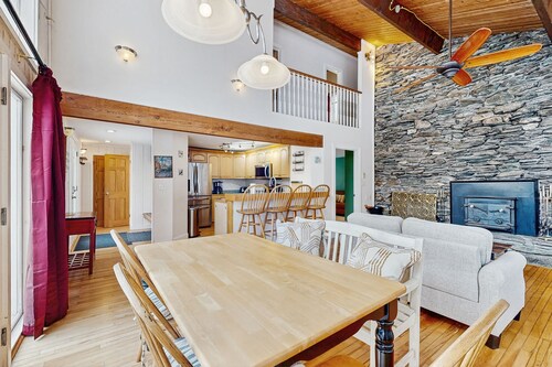 Cozy chalet w/ mountain view, hot tub, deck, outdoor dining, bbq, w/d, wifi