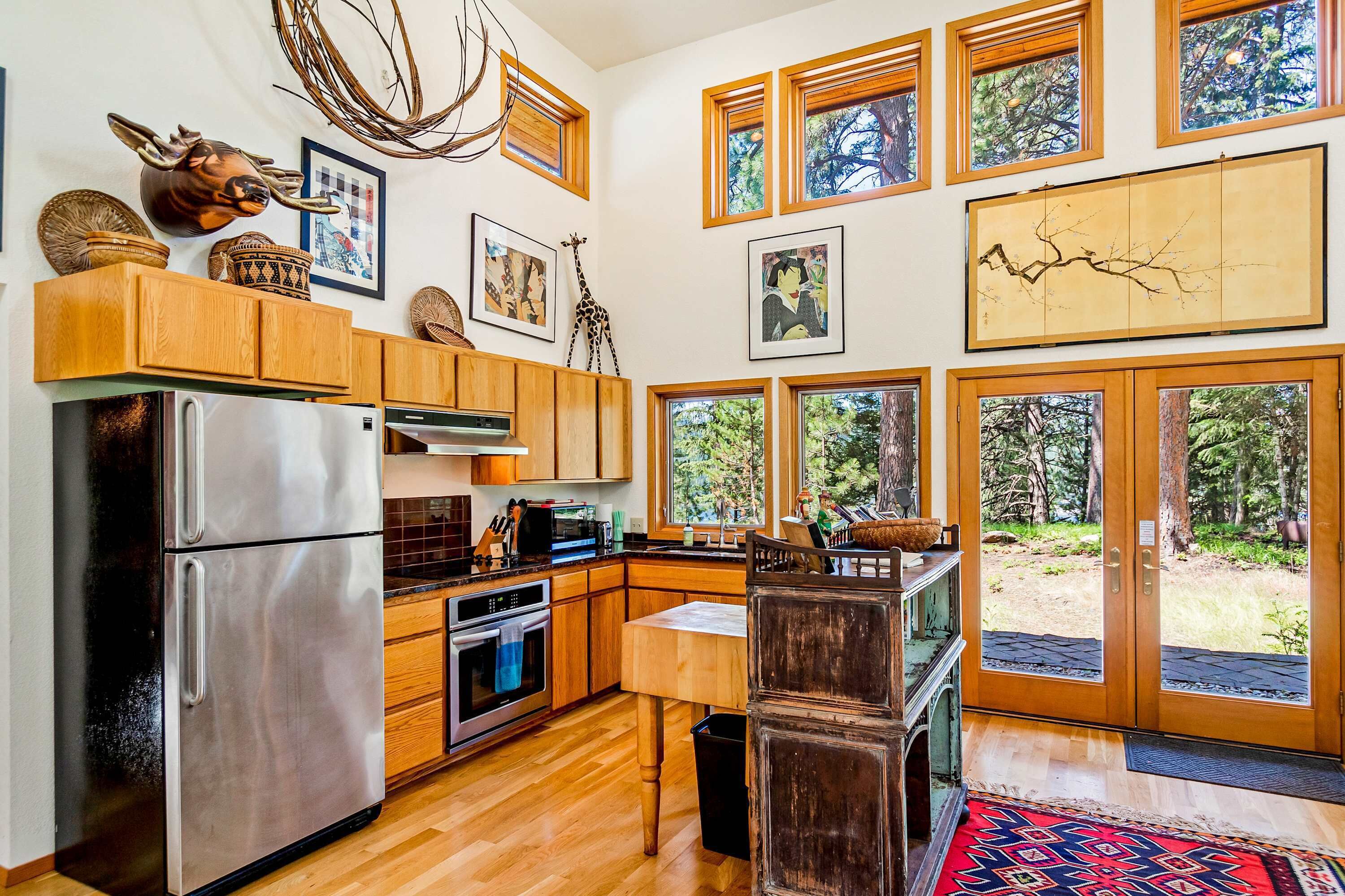 Jääkaappi, mikroaaltouuni, uuni, liesi