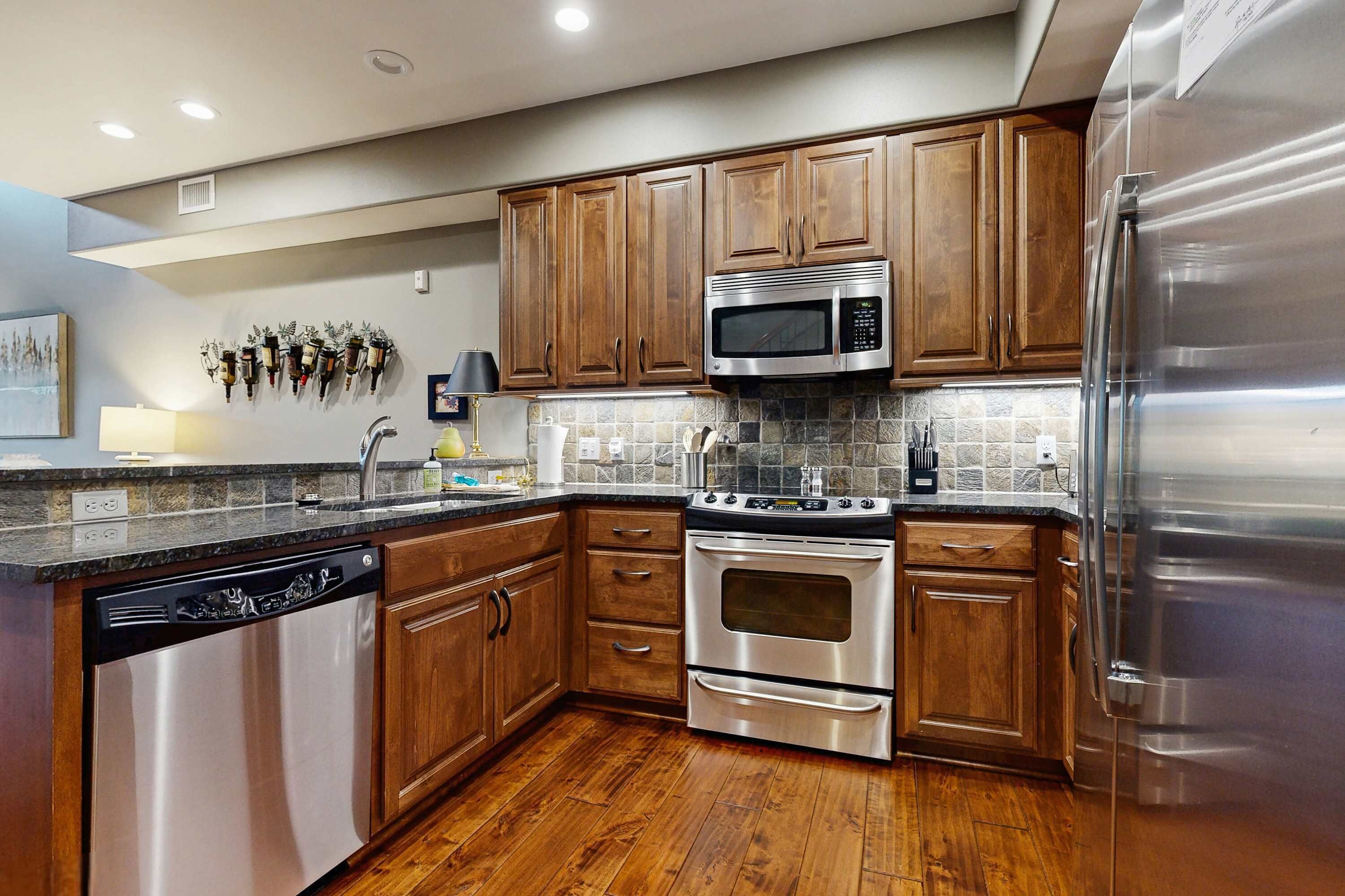 冷蔵庫、電子レンジ、オーブン、コンロ