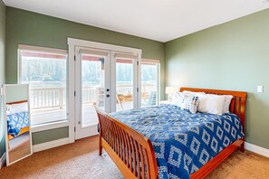 4 bedrooms, iron/ironing board, WiFi, bed sheets - Lake Coeur d'Alene Dock Home—4BR, Firepit (Coeur d'Alene)