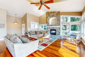 TV, fireplace, DVD player, table football - Lake Coeur d'Alene Dock Home—4BR, Firepit (Coeur d'Alene)