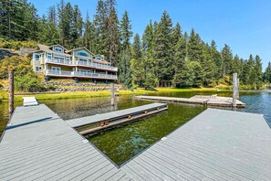 Exterior - Lake Coeur d'Alene Dock Home—4BR, Firepit (Coeur d'Alene)