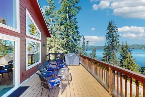 Lake CDA View 4BR/3BA • Sleeps 12 • Dog-Friendly