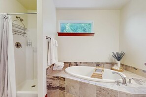 Douche, sèche-cheveux, serviettes fournies, shampoing