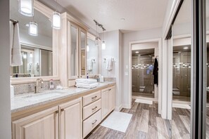 Shower, hair dryer, towels, shampoo - Lake Views • 2BR/2BA • Balcony & Beach Access (Harrison)