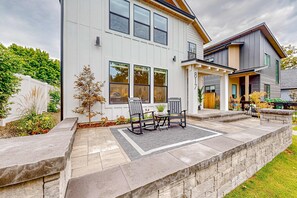 Terrace/patio - 4BR Hot Tub Home | Downtown CDA, Walkable (Coeur d'Alene)
