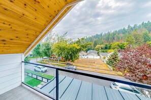 Property grounds - 4BR Hot Tub Home | Downtown CDA, Walkable (Coeur d'Alene)