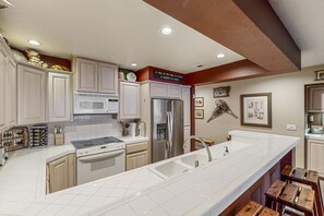 Refrigerador, microondas, horno y parrilla de estufa 