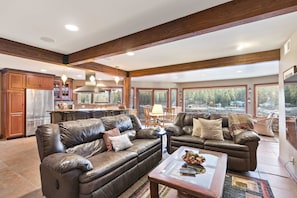 Televisio, takka, työhuone