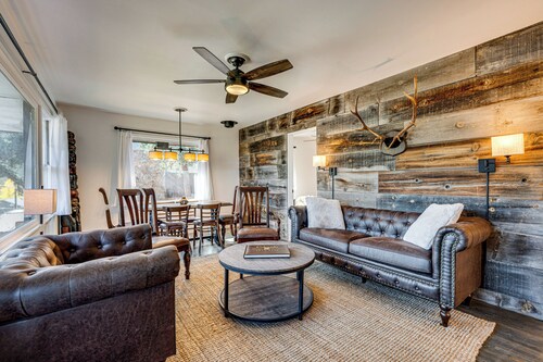 Mtn-View Retreat w/ Deck & Hot Tub in Estes Park!