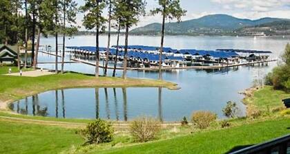Modern Lakefront Condo with Balcony & Pool Access