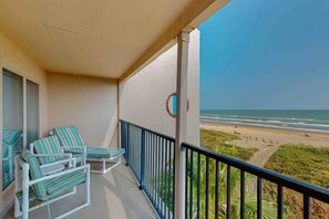 Property grounds - Waterfront condo w stunning beach views, pool, and tennis court - beach access (South Padre Island)