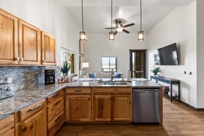 冷蔵庫、電子レンジ、オーブン、コンロ