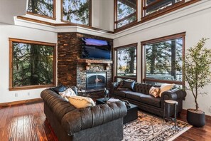 تلفزيون، مدفأة، مشغل دي في دي، كرة قدم الطاولة