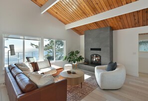 Living area - Waterfront Serenity on the Sunshine Coast BC*
*90 day min rent due to BC Law (Halfmoon Bay)