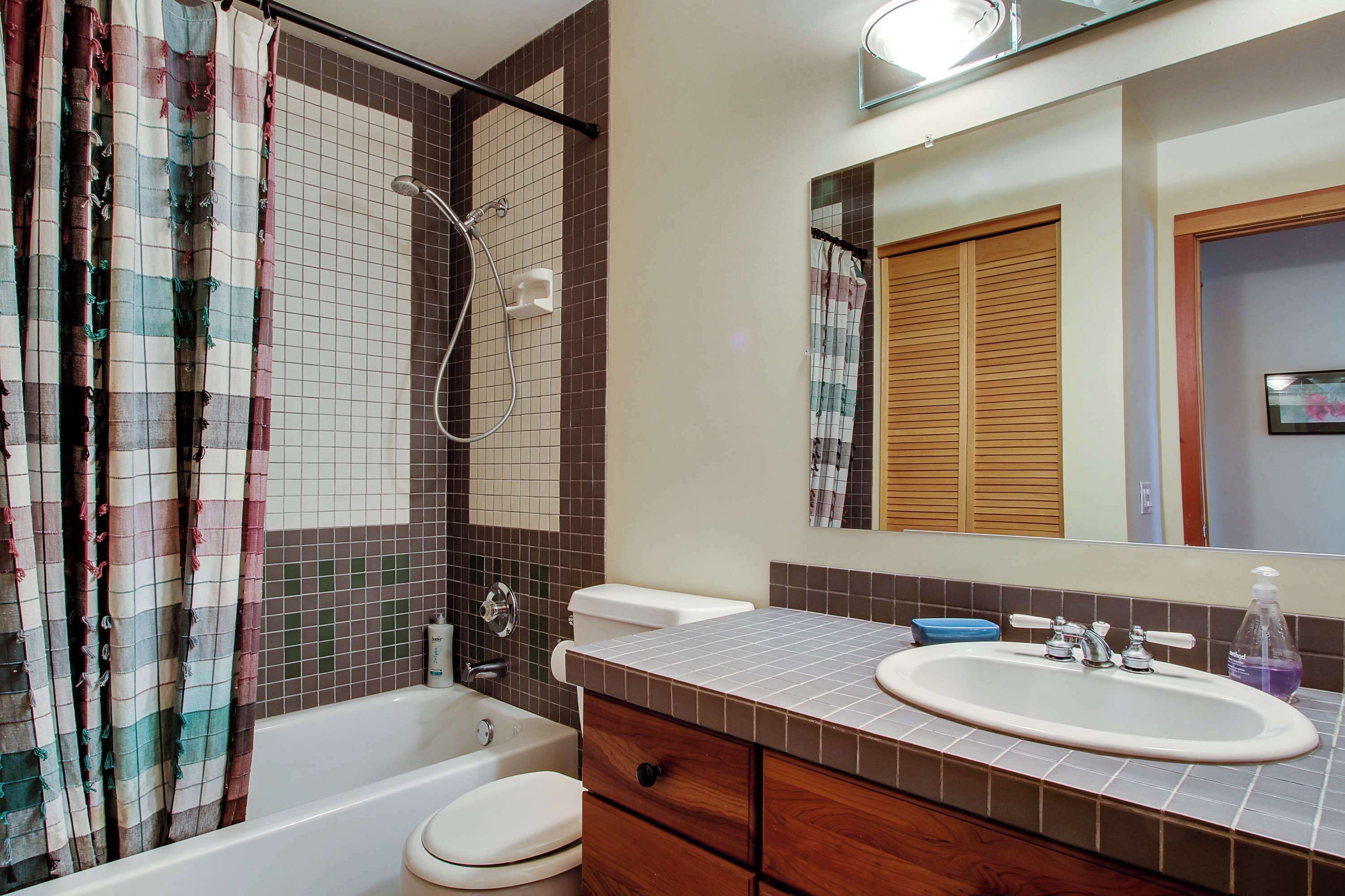 Un baño con bañera, inodoro y lavabo.