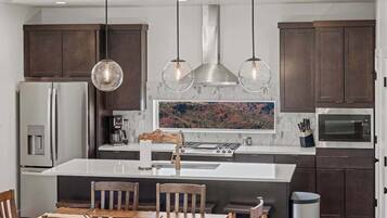 Jääkaappi, mikroaaltouuni, uuni, liesi