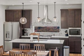 Refrigerador, microondas, horno y parrilla de estufa 