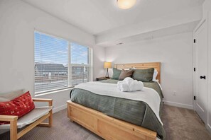 3 habitaciones, tabla de planchar con plancha, wifi y ropa de cama 