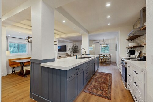 Comfortable condo w/ mountain & ski views, central a/c, shared patio & BBQ