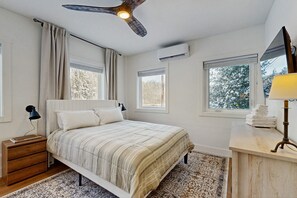 Iron/ironing board, Internet, bed sheets - Comfortable condo w/ mountain & ski views, central a/c, shared patio & BBQ (Waitsfield)