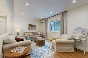 TV - Comfortable condo w/ mountain & ski views, central a/c, shared patio & BBQ (Waitsfield)