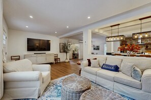 TV - Comfortable condo w/ mountain & ski views, central a/c, shared patio & BBQ (Waitsfield)