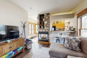 TV, fireplace - Charming house with mountain views, fireplace, and winter hot tub access (Granby)