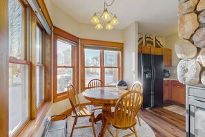 Dining - Charming house with mountain views, fireplace, and winter hot tub access (Granby)