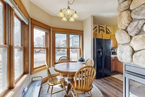 Dining - Charming house with mountain views, fireplace, and winter hot tub access (Granby)