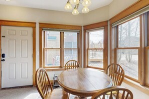 Dining - Charming house with mountain views, fireplace, and winter hot tub access (Granby)