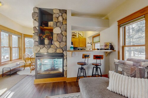 Charming house with mountain views, fireplace, and winter hot tub access