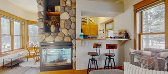 Charming house with mountain views, fireplace, and winter hot tub access