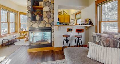 Charming house with mountain views, fireplace, and winter hot tub access