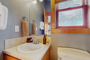 Hair dryer, towels - Charming house with mountain views, fireplace, and winter hot tub access (Granby)