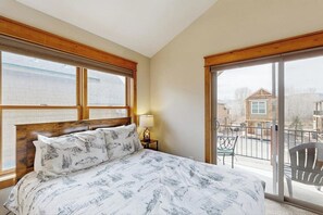 Iron/ironing board, Internet, bed sheets - Charming house with mountain views, fireplace, and winter hot tub access (Granby)