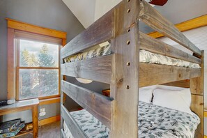 Iron/ironing board, Internet, bed sheets - Charming house with mountain views, fireplace, and winter hot tub access (Granby)