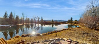 Charming house with mountain views, fireplace, and winter hot tub access