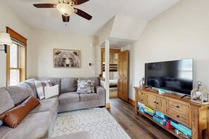 TV, fireplace - Charming house with mountain views, fireplace, and winter hot tub access (Granby)