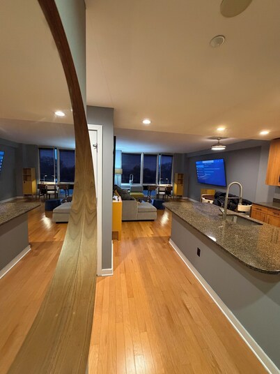 Safe Clean Stylish Furnished Apartment with Easy New York City and K-Town Access