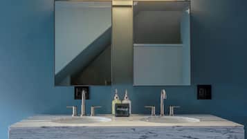 Presidential Room | Bathroom | Combined shower/tub, hair dryer, towels, soap