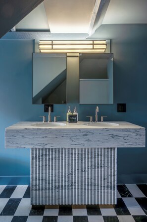 Bathroom - Ash Street Inn (Manchester)