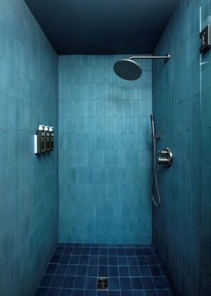 Chambre présidentielle, 1 très grand lit | Salle de bain | Ensemble baignoire-douche, séchoir à cheveux, peignoirs