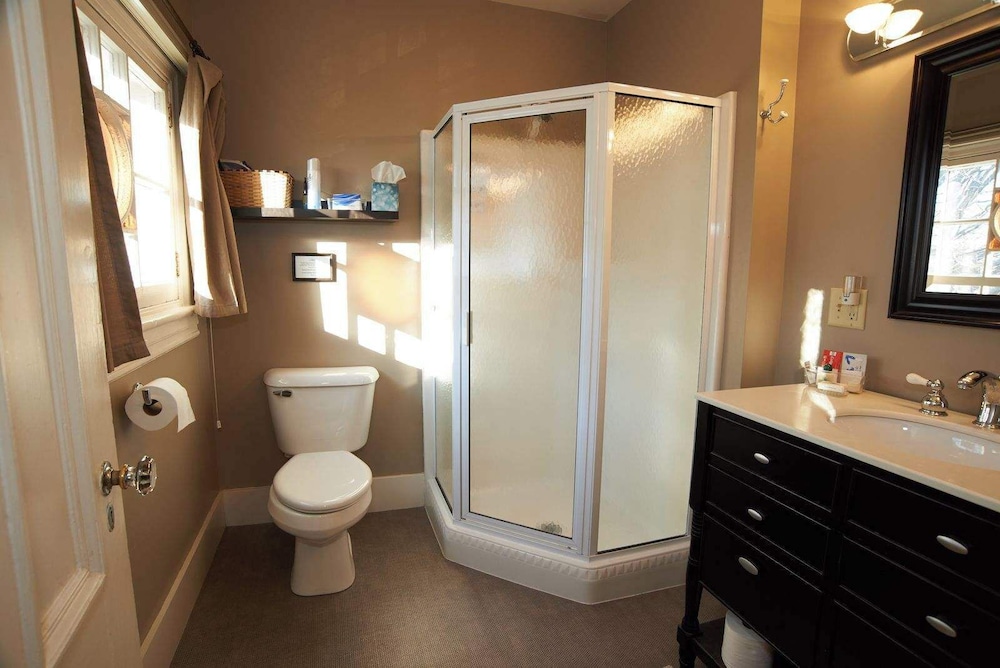 Ash Street Inn by null