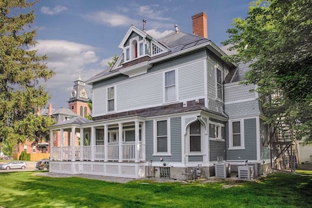 Exterior. Ash Street Inn