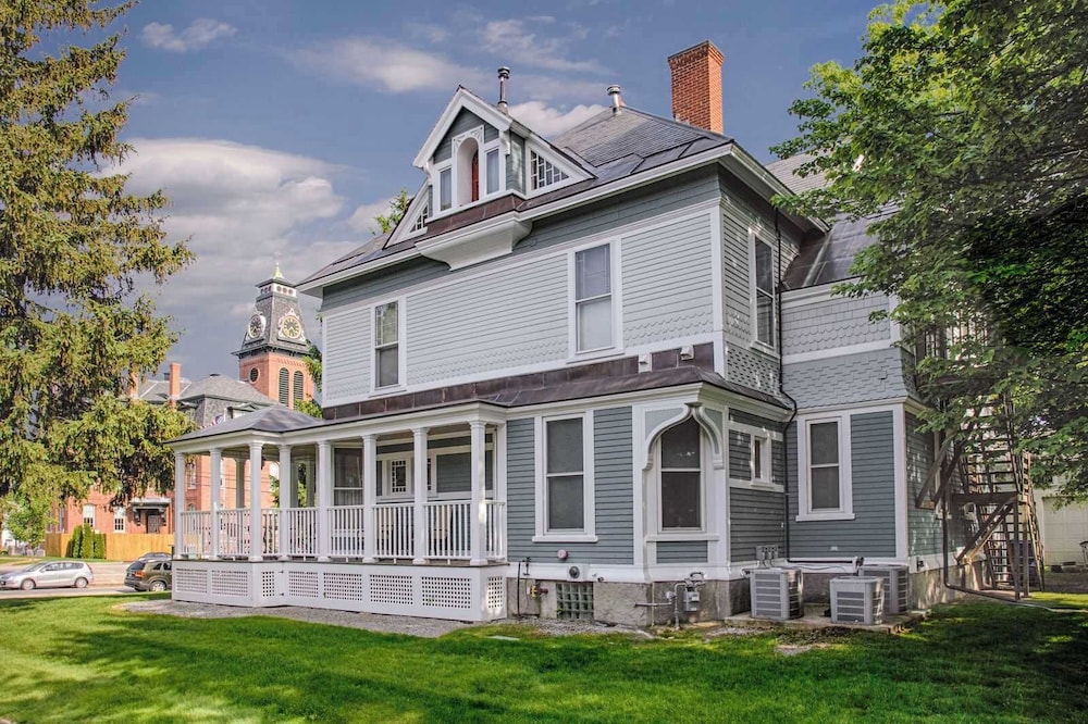 Ash Street Inn by null