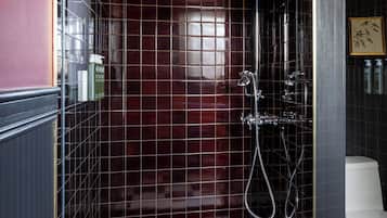 Enkeltrom | Bad | Kombinert dusj/badekar, hårføner, håndklær og såpe