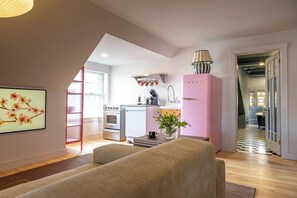 Presidential Room | Living area - Ash Street Inn (Manchester)